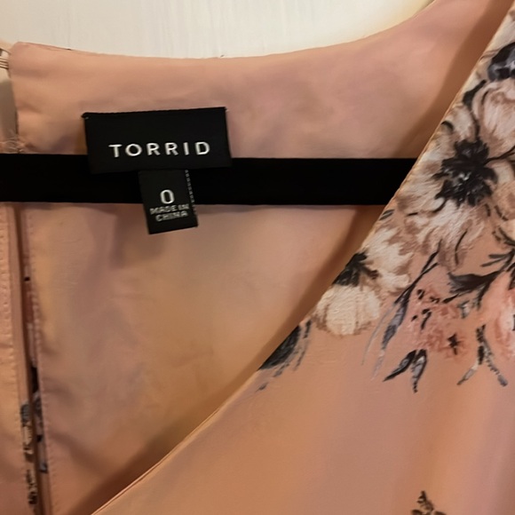 Torrid Pink Floral Dress with Flutter Sleeves (Size 0X) - Picture 4 of 5